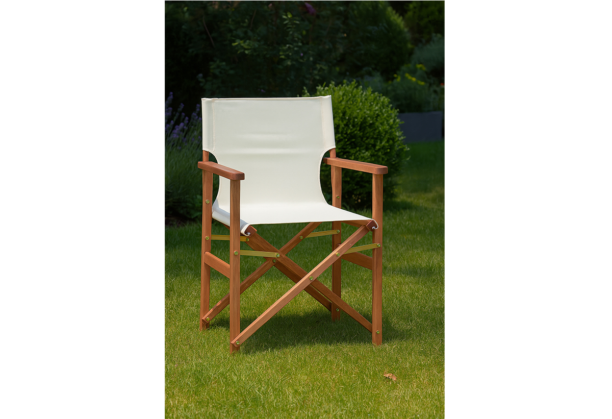 Aπεικονίζεται η πολυθρόνα σε εναν κηπο 